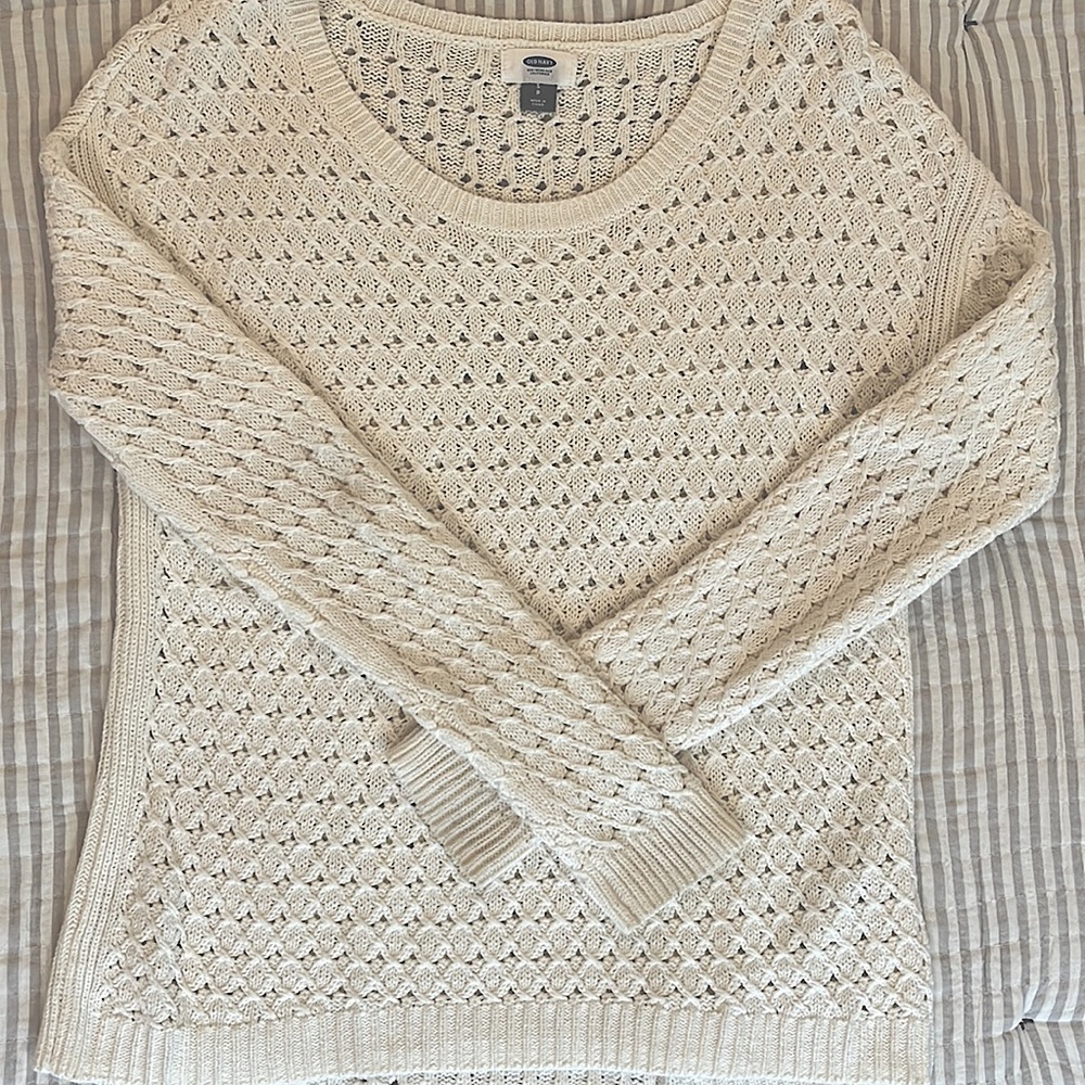 Old navy white sweater. Only worn once and in perfect condition!